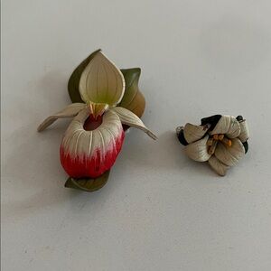 VINTAGE Lot of 2 Smooth Leather Brooches 3D Flower Woodland Fairycore Nature